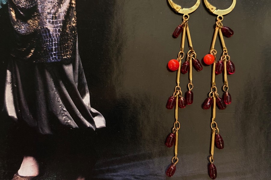 Boucles d'oreilles créées par mademoiselle ninon à paris pour sublimer les femmes et leur offrir leur beauté