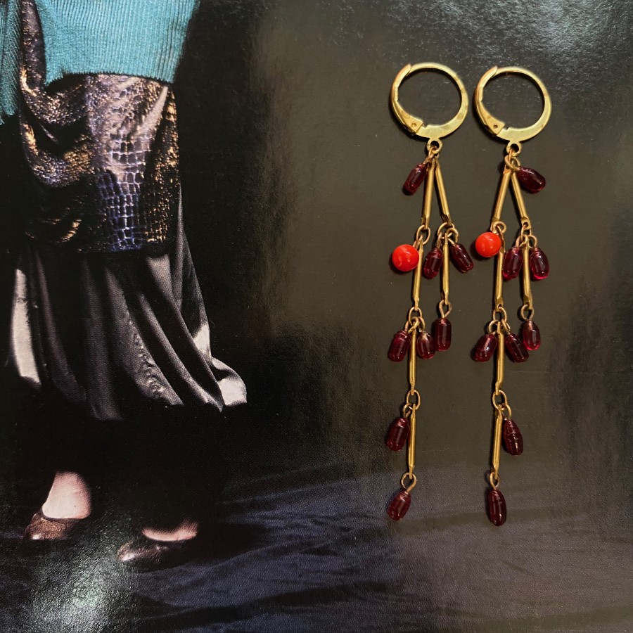 Boucles d'oreilles créées par mademoiselle ninon à paris pour sublimer les femmes et leur offrir leur beauté